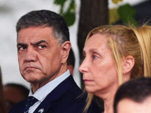 Jorge Macri se reordena el escritorio mientras la Ciudad se cae a pedazos